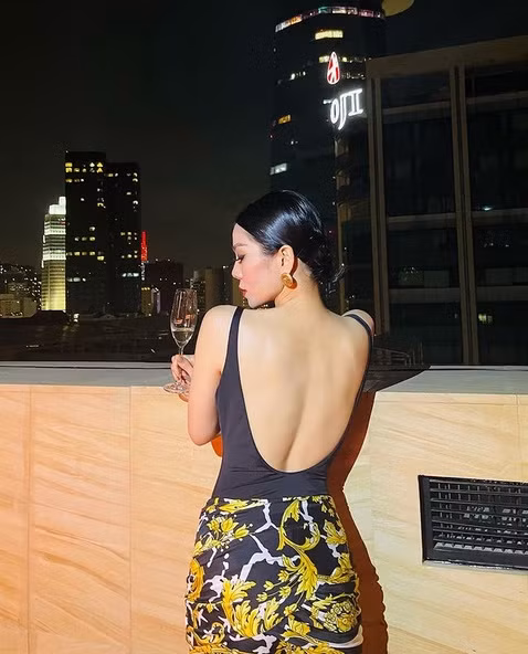 Đầu năm mới, Lệ Quyên khoe thời trang gợi cảm với áo khoét sâu khoe võng lưng kết hợp cùng chân váy xẻ Versace.