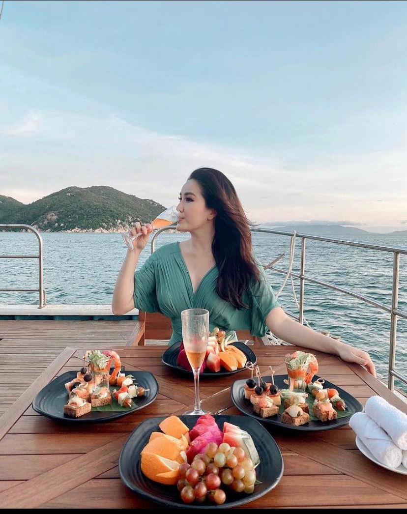 Nữ ca sĩ Bảo Thy mặc đầm gợi cảm đón năm mới tại vịnh Ninh Vân (Nha Trang, Khánh Hòa).