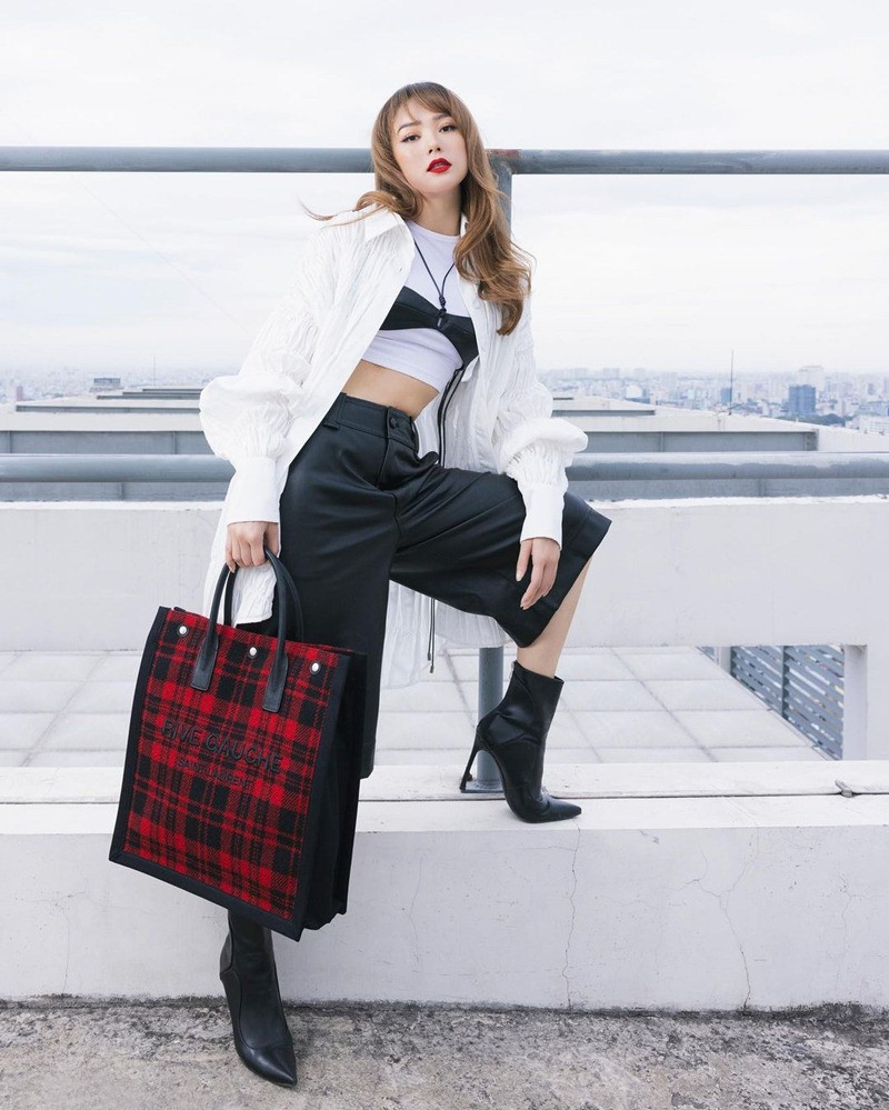 Minh Hằng trông cực ngầu với set đồ lạ mắt đầu năm.