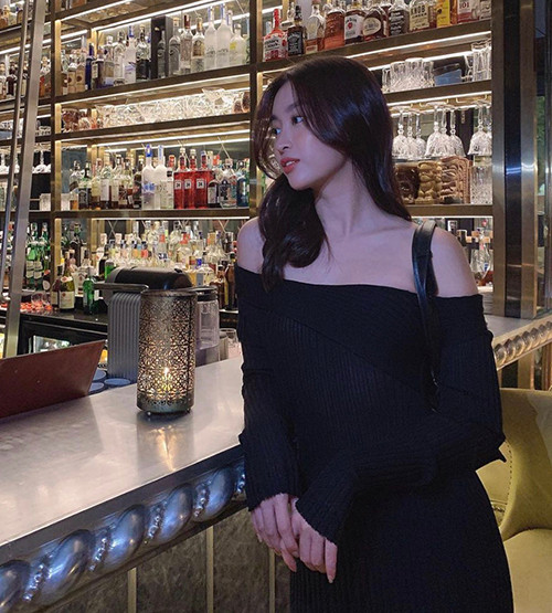 Hoa hậu Đỗ Mỹ Linh khoe vai trần gợi cảm trong thiết kế váy dệt kim đen.