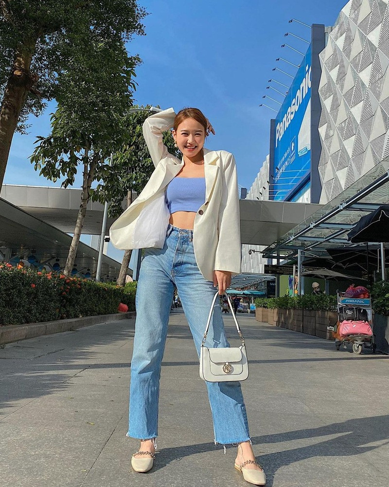 Nhung Gumiho phối đồ đơn giản nhằm khoe vòng eo “con kiến” đáng ngưỡng mộ khi xuống phố đầu năm.