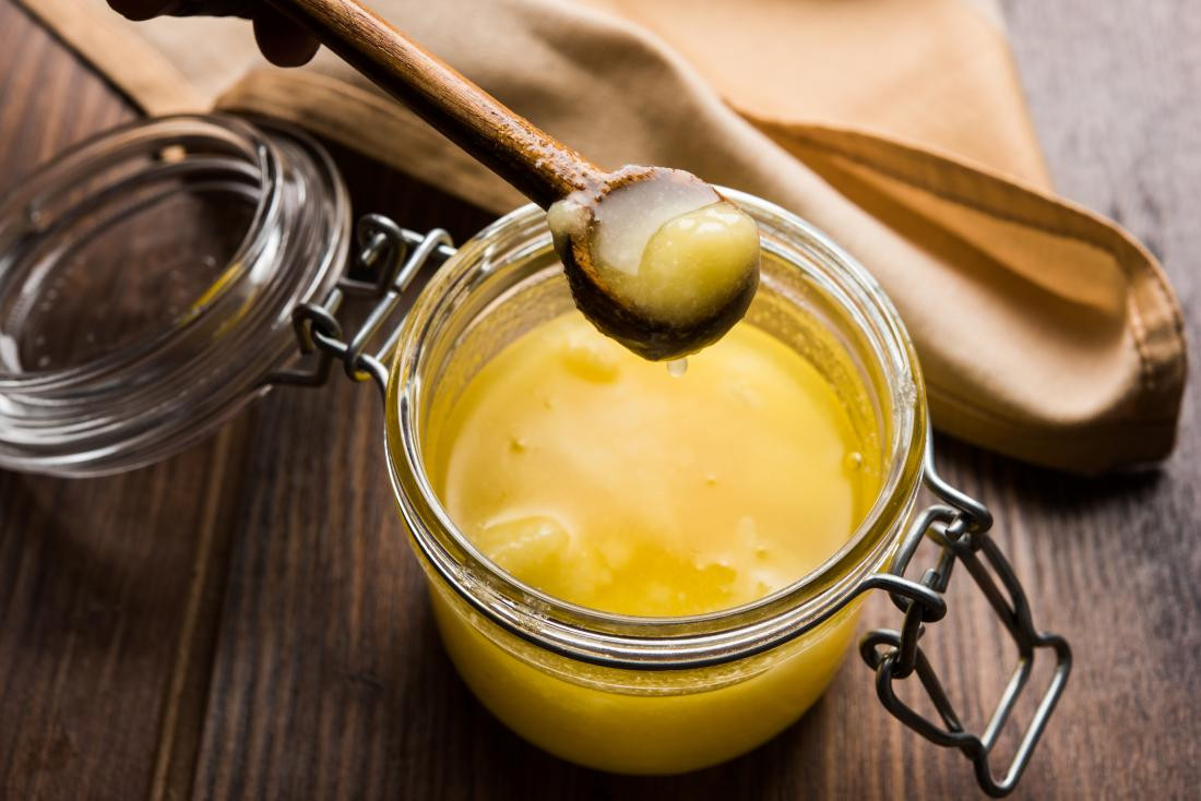 8. Ghee (bơ sữa bò Ấn Độ): Mặc dù nghe có vẻ ngạc nhiên đối với một số người, nhưng việc tiêu thụ bơ sữa bò Ấn Độ có kiểm soát đã được chứng minh là giúp xây dựng hệ thống miễn dịch mạnh mẽ, ngay cả đối với những người trên 40 tuổi. Ghee có công dụng chống vi khuẩn, chống nấm và chống oxy hóa cho cơ thể, giúp phát triển hệ thống miễn dịch mạnh mẽ hơn.