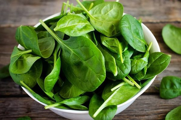 5. Cải bó xôi: Giàu vitamin C và chứa nhiều chất chống oxy hóa và beta carotene, cải bó xôi là một thực phẩm bổ sung tốt cho chế độ ăn uống. Loại rau này cũng rất giàu vitamin K, giúp tăng cường miễn dịch. Ngoài ra, cải bó xôi còn có nhiều chất chống oxy hóa và beta carotene, làm tăng khả năng chống nhiễm trùng của hệ thống miễn dịch.