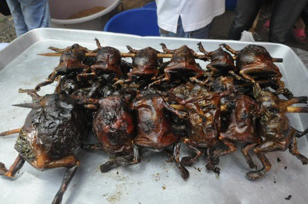 Ếch òn nướng hay được chấm với muối ớt cay, hoặc mắm me có giã thêm lá cà ri rừng.