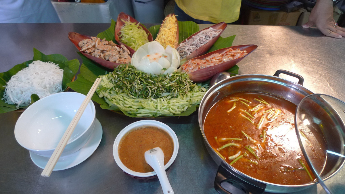 Ngoài nguyên liệu chính là cá mai, hoặc cá suốt tươi ướp tỏi, ớt và nước gừng già, món lẩu thả còn có thịt ba chỉ luộc thái sợi, trứng chiên thái sợi, bánh tráng nướng, bún tươi, khế chua, xoài xanh và các loại rau ăn kèm khác.