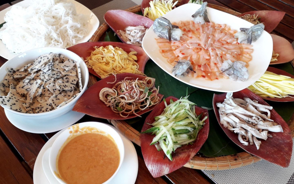 Ngoài ra, lẩu thả cũng có thể ăn theo kiểu khô, tức thay cho nước lẩu là nước mắm làm từ hỗn hợp me chua, đậu phộng rang, chuối sứ chín, ớt, tỏi, đường xay nhuyễn rồi pha với nước mắm nguyên chất. Ảnh: Internet.