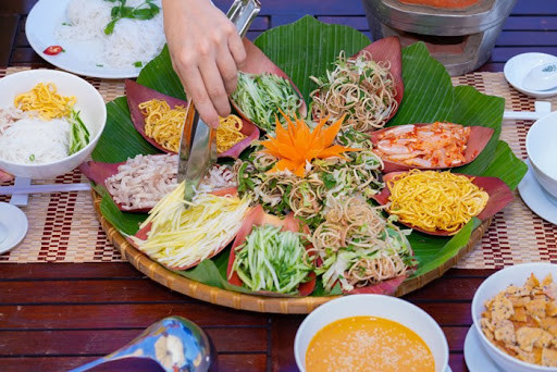 Nồi lẩu bốc khói thơm ngon bên cạnh “bông hoa lẩu thả” mang đến sự hấp dẫn như gọi mời, khiến ai cũng khó lòng cưỡng lại.