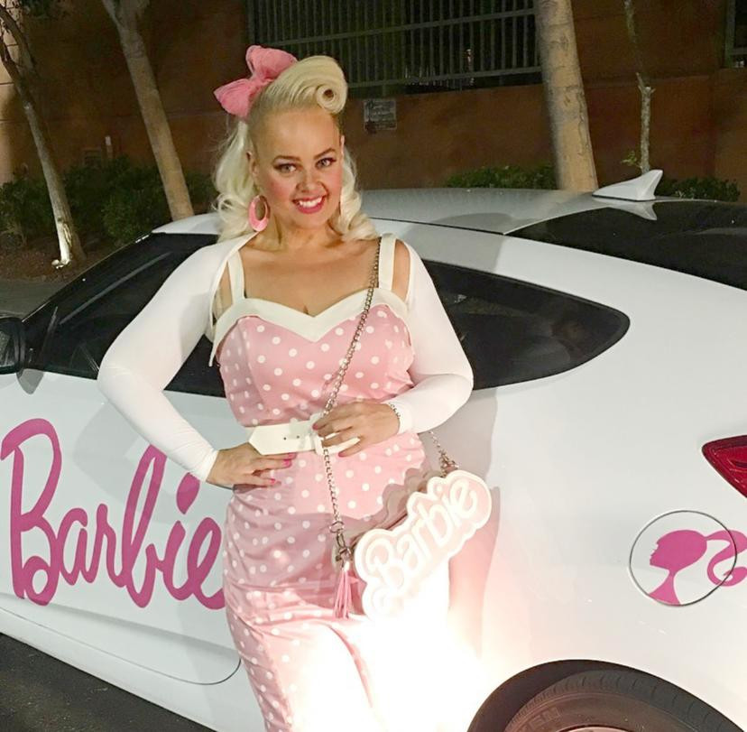 "Vẫn phong cách búp bê đó, bộ đồ đó, nhưng hãy nhìn xem tôi đã thay đổi như thế nào. Tôi đang ở giai đoạn hạnh phúc nhất cuộc đời", Lavende chia sẻ.