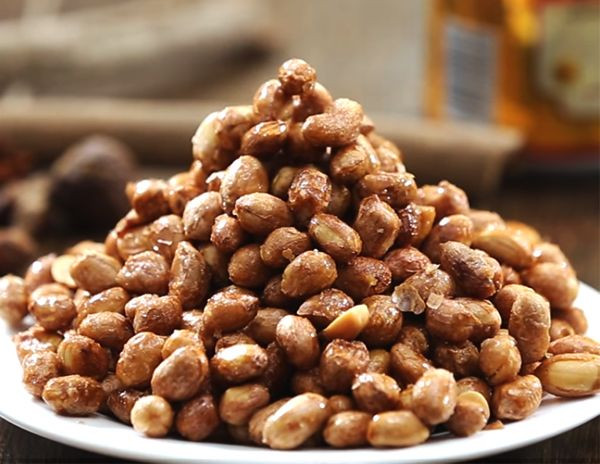 Để giảm cân hiệu quả nhanh nhất với đậu phộng, khi ăn nên theo nguyên tắc ăn chậm, nhai kỹ, nuốt từng chút giúp tạo cảm giác no nhanh hơn thay vì ăn ngấu nghiến. Ảnh: Internet.