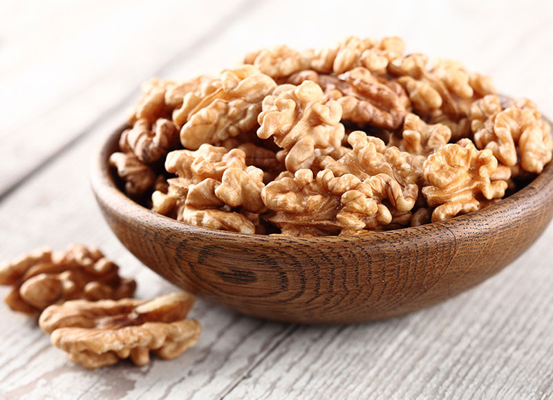 Hạt óc chó: Theo kết quả của viện nghiên cứu dinh dưỡng Loma Linda thì qua một quá trình nghiên cứu thực nghiệm trên người cho thấy rằng những người sử dụng óc chó thường xuyên sẽ không bị tăng cân. Thậm chí, bạn nên bổ sung khoảng 30g/ngày hạt óc chó để giảm cân nhanh và an toàn.