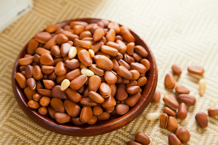 Hạt thông chứa hàng loạt các vitamin của nhóm B-complex vitamin như thiamin, riboflavin; niacin, acid pantothenic, vitamin B-6 (pyridoxine) và folate, giúp cơ thể phát triển sức đề kháng chống lại các tác nhân gây bệnh và sàng lọc các gốc oxy tự do có hại.