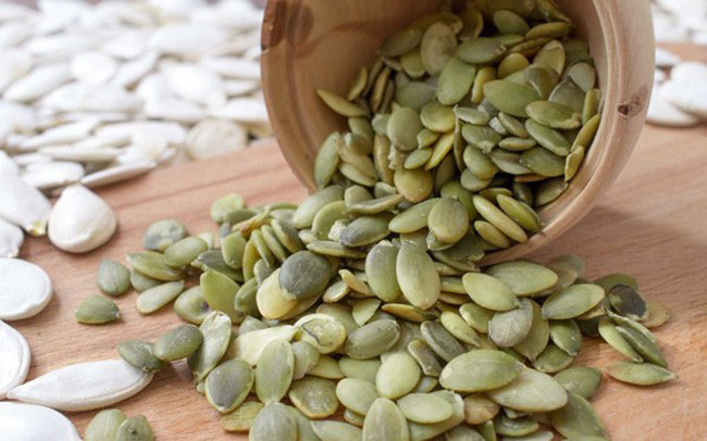 Hạt bí cũng giàu chất xơ và protein, khiến bạn cảm thấy no lâu hơn và đây là yếu tố cần thiết để giảm cân. Trong mỗi một cốc hạt bí ngô có khoảng 285 calo.