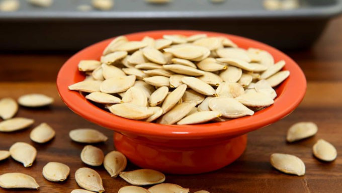 Hạt bí là một trong những loại hạt ăn Tết được ưa chuộng. Đây là thực phẩm có khả năng giảm huyết áp. Lý do là vì hạt bí chứa nhiều axit pantothenic - thành phần có khả năng làm giảm đau thắt ngực và hạ huyết áp.