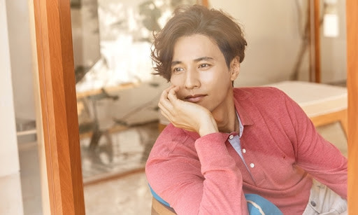 Ở tuổi 44, nhan sắc của Won Bin vẫn được người hâm mộ ca ngợi.Nam ca sĩ chăm chỉ thực hiện các bước dưỡng da đơn giản để giữ được vẻ ngoài trẻ trung.