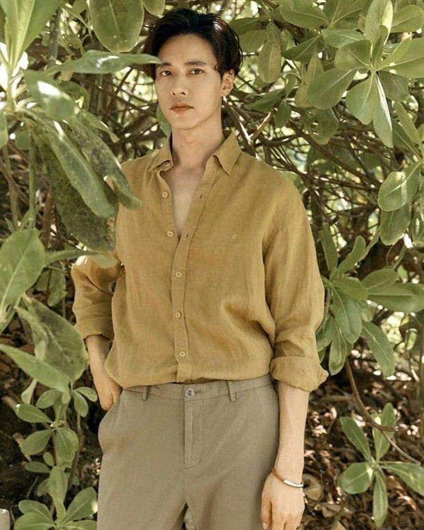 Một thói quen tốt được Won Bin duy trì đều đặn là uống nhiều nước. Điều này giúp da không bị nhăn nheo, thiếu sức sống.