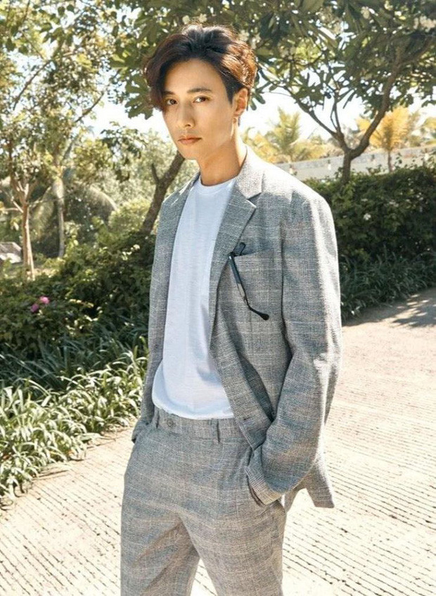 Do đặc thù của công việc, Won Bin phải trang điểm khi đóng phim, dự sự kiện. Bởi vậy, anh chọn kết thúc ngày dài với việc tẩy trang. Yếu tố này sẽ hạn chế khả năng lên mụn do bị bít lỗ chân lông.