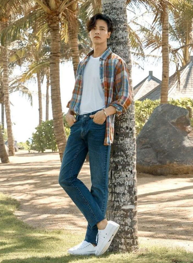 Hằng ngày, nam diễn viên luôn bôi kem chống nắng trước khi ra khỏi nhà. Đây là một trong những bí kíp quan trọng vừa giúp bảo vệ da, vừa có thể ngăn ngừa mụn.