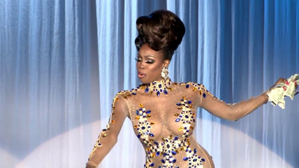 Jazell Barbie Royale mặc bộ đồ xuyên thấu khiến khán giả "nhức mắt".