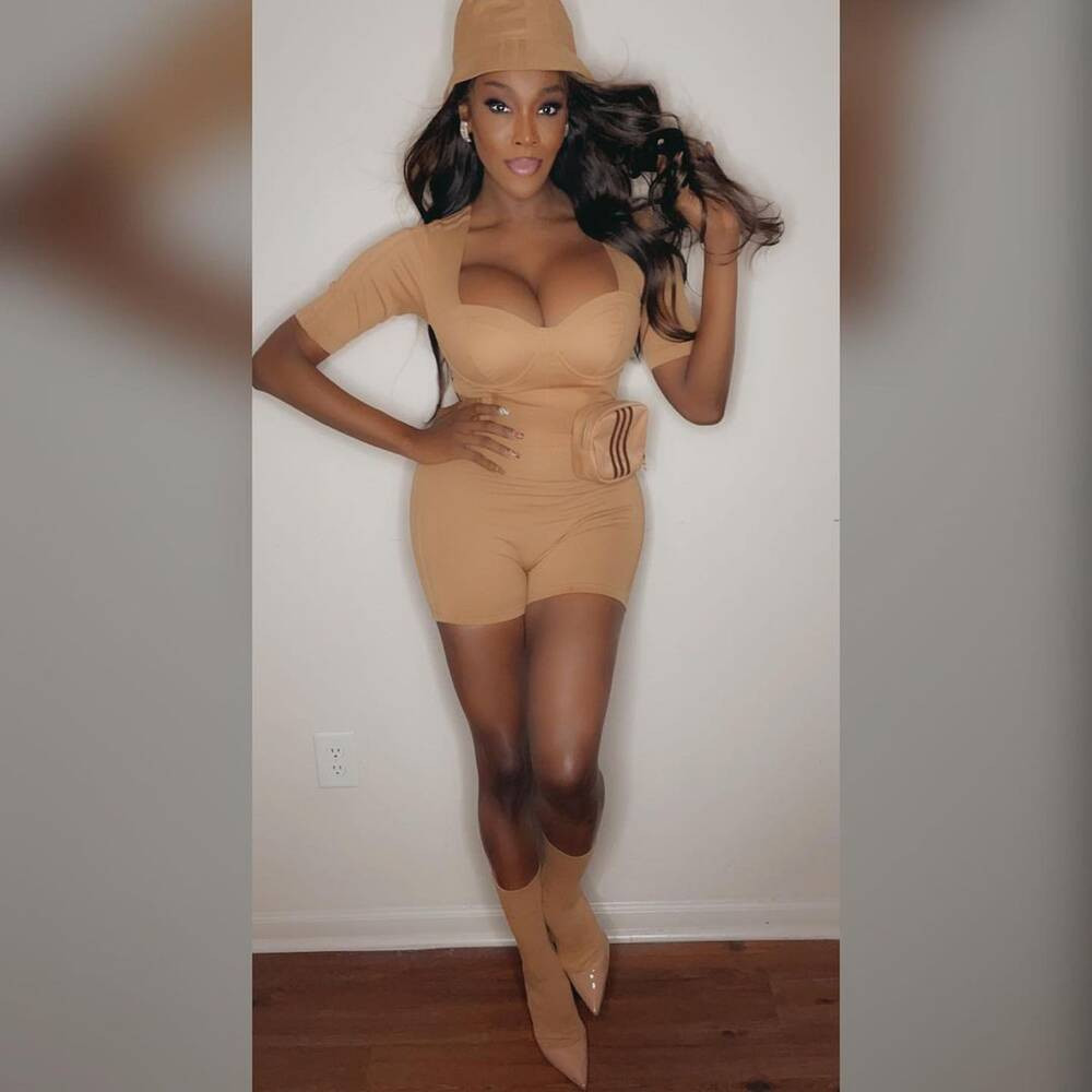 Người đẹp thường xuyên "đốt mắt" người hâm mộ bởi những bộ đồ ôm sát o ép vòng một.