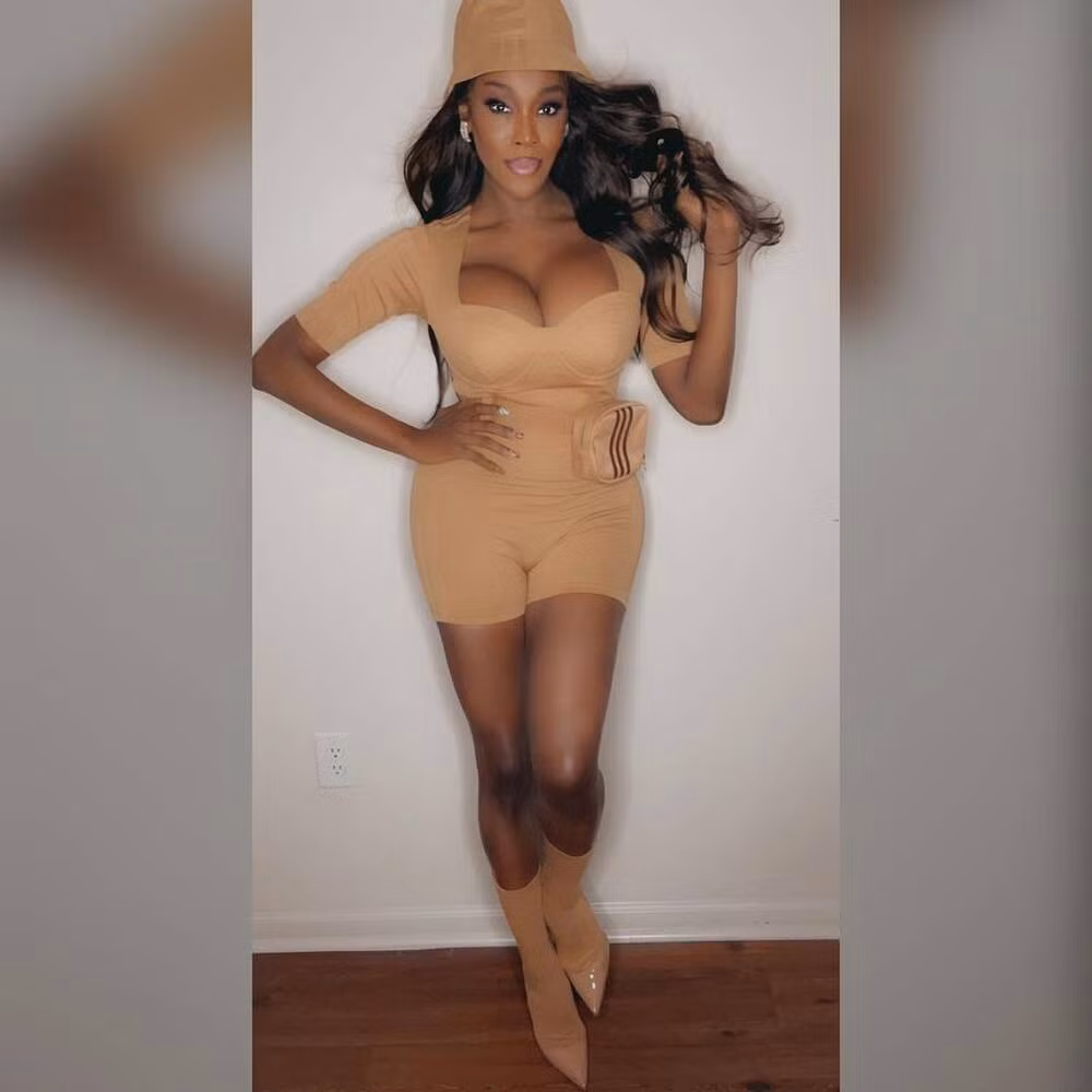 Người đẹp thường xuyên "đốt mắt" người hâm mộ bởi những bộ đồ ôm sát o ép vòng một.