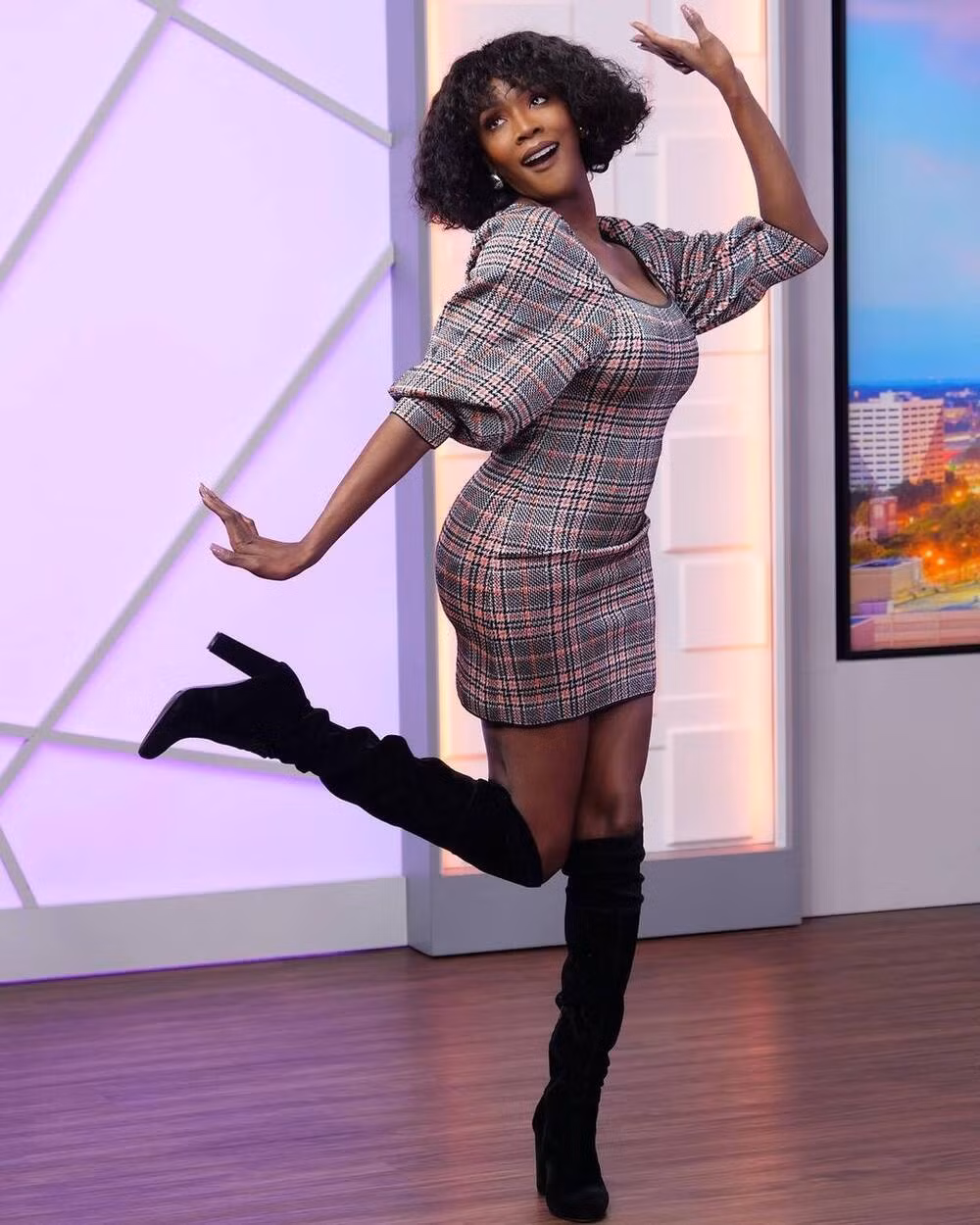 Tuy nhiên, thời gian gần đây, người đẹp có gu ăn mặc ổn định và kín đáo hơn.