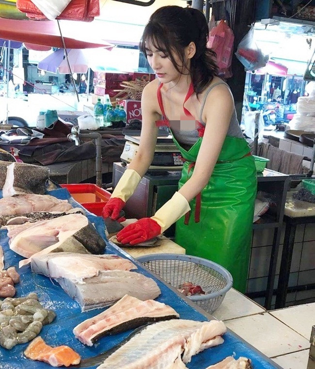 Lưu Đồng Đồng đến từ Đài Loan cũng là cái tên bỗng chốc nổi tiếng vì gu ăn mặc táo bạo khi ra chợ bán cá.