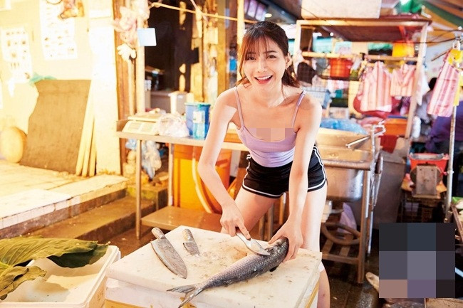 Thực ra cô là một người mẫu, bán cá chỉ là công việc phụ giúp gia đình. Bên cạnh lời khen cho việc nổi tiếng vẫn không chối bỏ gốc gác nhiều người cũng nhận xét trang phục của cô không phù hợp khi mặc ra chợ vì thiếu vải.