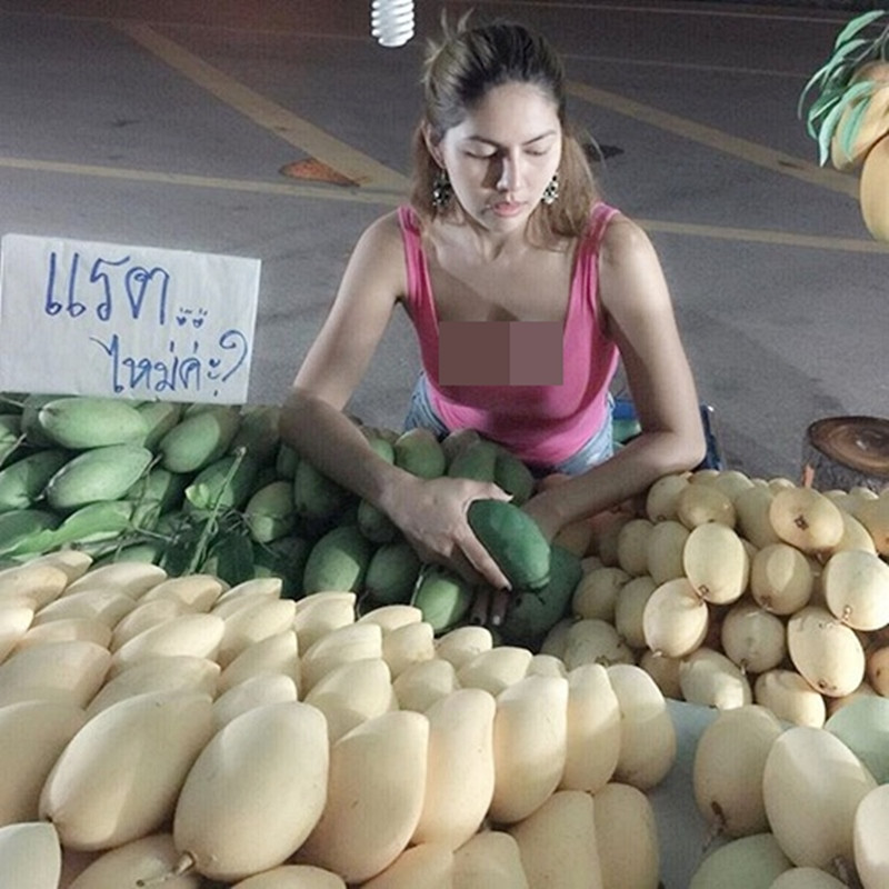 Cô gái bán xoài Thái Lan nhận được sự chú ý sau khi mặc trang phục "mát mẻ" bán hàng.