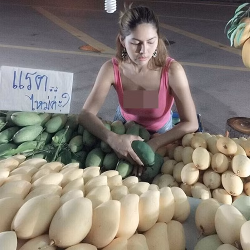 Cô gái bán xoài Thái Lan nhận được sự chú ý sau khi mặc trang phục "mát mẻ" bán hàng.