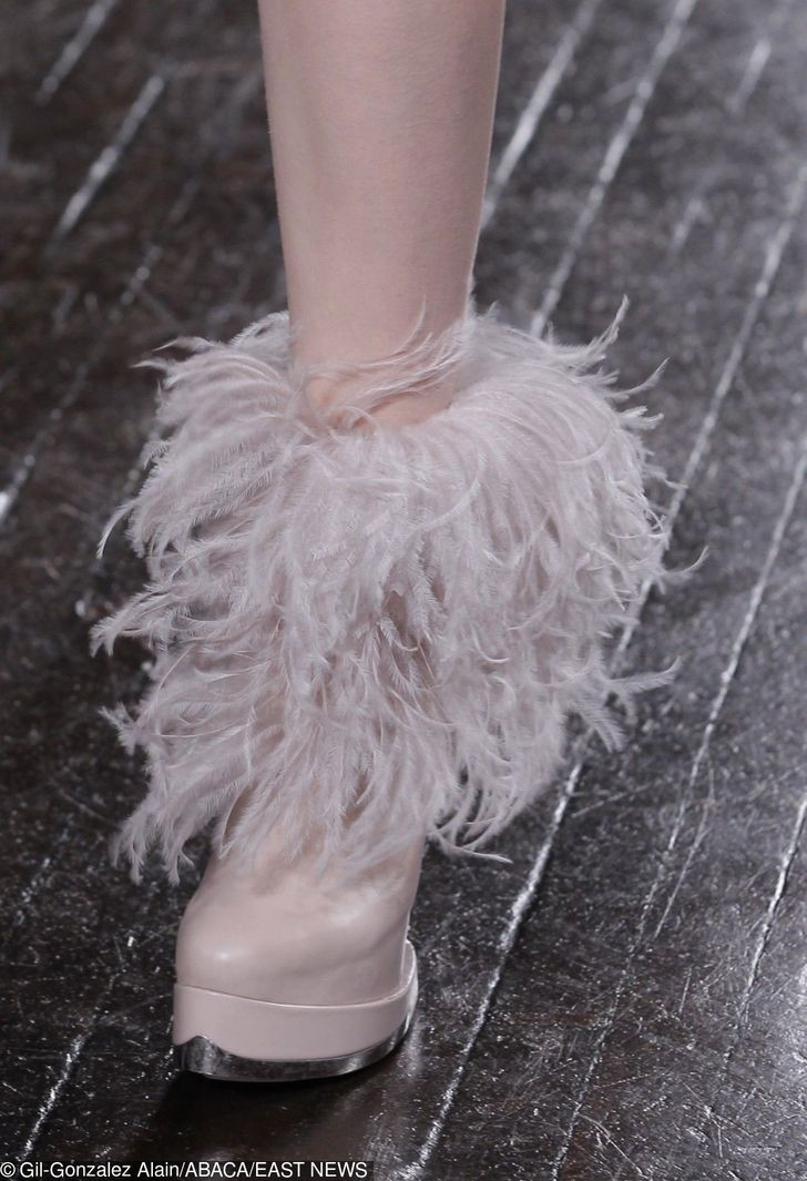 Đôi bốt độc đáo không có đế.