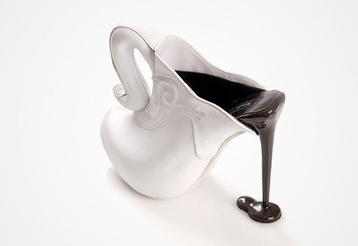 Chiếc giày lấy cảm hứng từ tách cà phê đen. Ảnh: Internet.