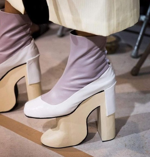 Giày "độn" giày khá độc đáo.