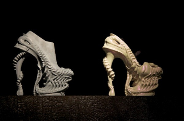 Chắc chắn đôi giày quái dị này lấy cảm hứng từ những khúc xương.