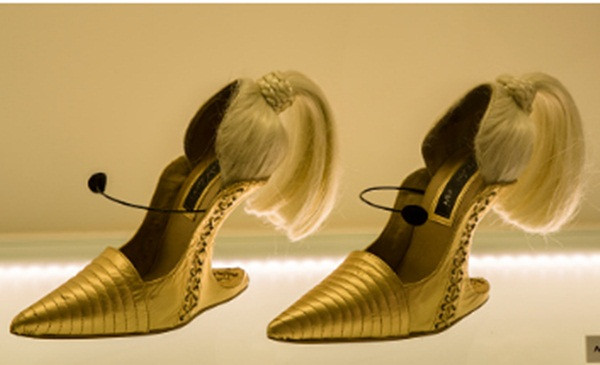 Thiết kế kỳ lại lấy cảm hứng từ những cô gái thích mái tóc đuôi ngựa.