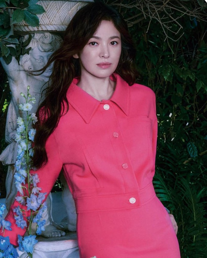 Diện set đầm màu hồng lãng mạn, nữ diễn viên Hàn Quốc trông rất trẻ trung dù đã bước vào tuổi tứ tuần.