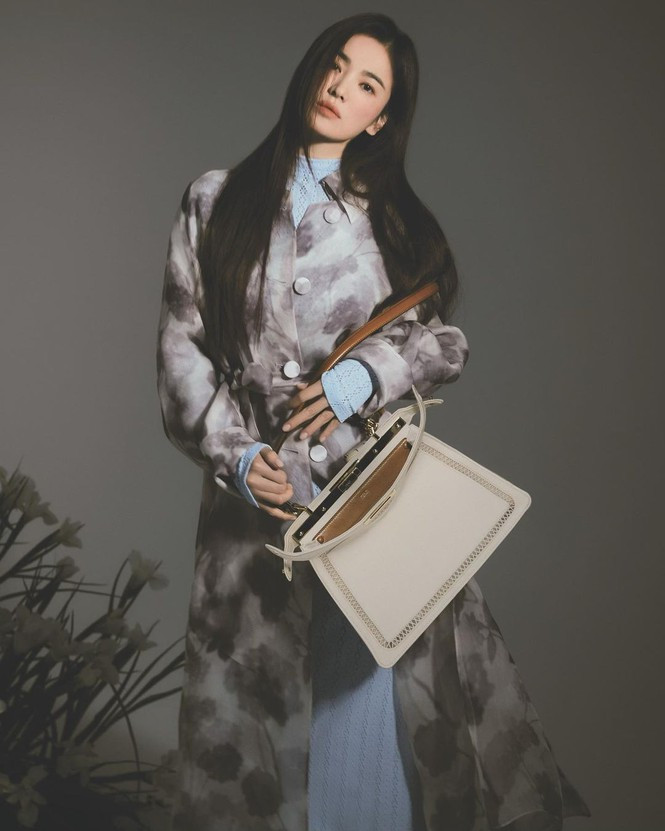 Các thiết kế thời trang nhã nhặn góp phần tôn lên vẻ đẹp tinh khôi, dịu dàng đầy sức hút của Song Hye Kyo.