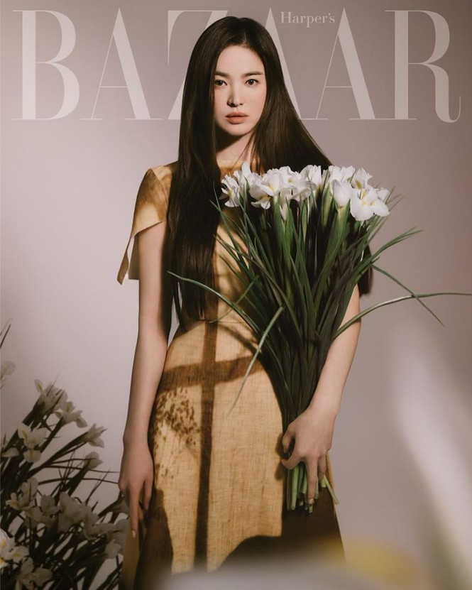 Nhiều người nhận xét nhan sắc của nữ diễn viên xinh đẹp này dường như đang lão hóa ngược giống hệt thuở cô mới ngoài 20.