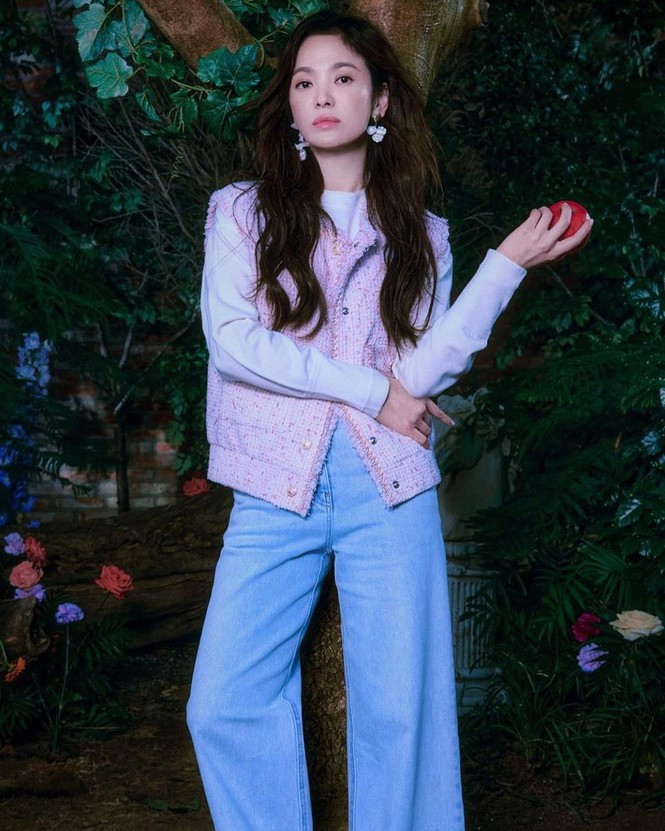 Xinh đẹp, nổi tiếng và luôn kín tiếng đời tư, mỹ nhân "Hậu duệ mặt trời" vẫn luôn là tên tuổi đắt sô quảng cáo hàng đầu màn ảnh xứ kim chi. Ảnh: Bazaar.