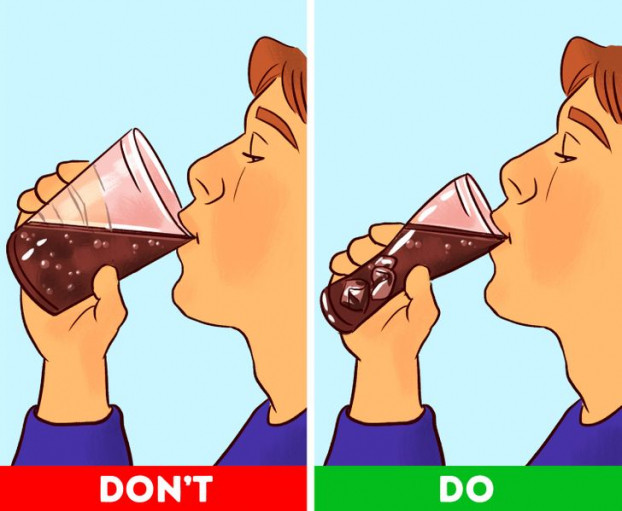 Uống bằng cốc cao: Khi đang ăn kiêng bạn không nên uống nước ngọt. Một mẹo nhỏ để giảm lượng nước ngọt uống vào đó là dùng những chiếc cốc cao và nhỏ, thêm nhiều đá. Như vậy bạn sẽ vẫn cảm thấy mình được uống nhiều hơn.