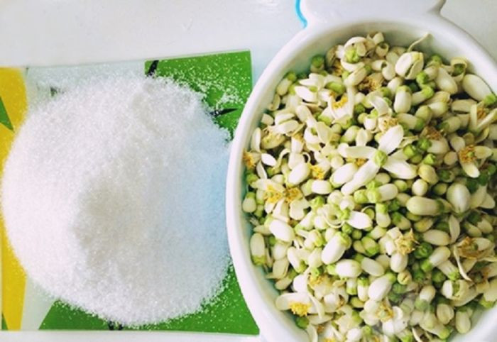 Chẳng cần quá cầu kỳ, chỉ cần chọn những bông hoa bưởi trắng tinh, bỏ đi đài và nhụy, đem rửa thật sạch, đặt vào lọ ngâm chung với đường theo tỉ lệ 1:1 sau đó đậy kín nắp. Đường từ từ chảy ra quyện lại cùng hoa bưởi sẽ tạo ra một món nước đường đặc sánh, thơm hương được ưu ái sử dụng trong nhiều món ăn.