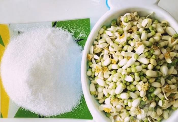 Chẳng cần quá cầu kỳ, chỉ cần chọn những bông hoa bưởi trắng tinh, bỏ đi đài và nhụy, đem rửa thật sạch, đặt vào lọ ngâm chung với đường theo tỉ lệ 1:1 sau đó đậy kín nắp. Đường từ từ chảy ra quyện lại cùng hoa bưởi sẽ tạo ra một món nước đường đặc sánh, thơm hương được ưu ái sử dụng trong nhiều món ăn.