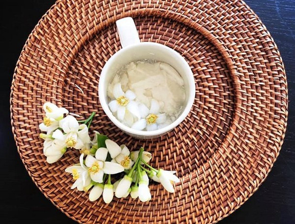 Bát tào phớ trắng ngần, mát lạnh sẽ không được tròn vị nếu thiếu đi hương vị của hoa bưởi. Bát tào phớ hoa bưởi giản dị thế thôi nhưng lại khiến bao người say đắm, mong ngóng đến mùa hè.