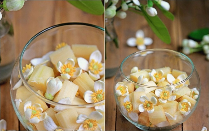 Sau khi để hộp mía ướp hoa bưởi vào ngăn mát tủ lạnh vài tiếng đồng hồ là có thể bày ra đĩa để cả nhà cùng ăn. Một lưu ý nho nhỏ đó là hoa bưởi bạn nên chọn những bông cứng cáp, đài to, tươi tắn, vừa chớm nở. Bởi nếu cánh hoa uốn quá cong thì đó là những bông đã nở từ hôm trước sẽ không còn lưu mấy hương nữa.