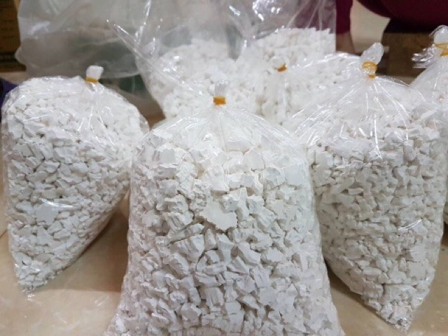 Cách làm bột sắn dây ướp hoa bưởi khá đơn giản. Sắn dây sau khi phơi nắng già cho vào túi nilông. Hoa bưởi sau khi rửa sạch, phơi khô thì cho cùng vào túi sắn dây, buộc kín lại. Hương thơm của hoa bưởi sẽ quyện vào từng viên sắn dây trắng tinh cho đến suốt những ngày tháng về sau.