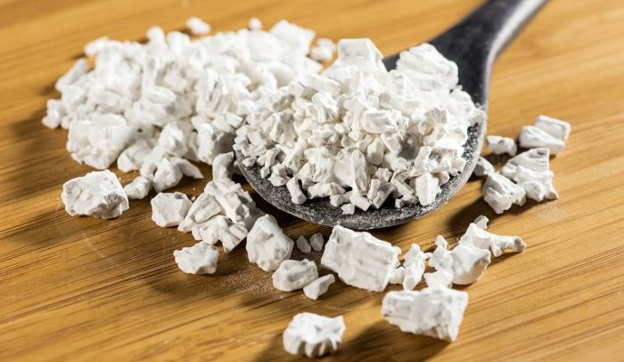 Hoa bưởi ướp sắn dây: Mùa hè đối với người Hà Nội, chẳng còn gì tuyệt vời hơn việc được thưởng thức một ly nước sắn dây ngọt mát, xoa tan đi cái nóng oi ả, khó chịu của mùa hè. Thế nhưng ly sắn dây chuẩn vị nhất định phải pha chế từ loại bột đã ướp qua với hoa bưởi.