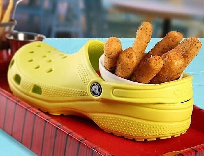 Món ăn bày trên chiếc dép nhựa này liệu có bao nhiều người thích?