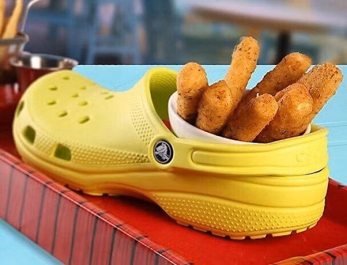 Món ăn bày trên chiếc dép nhựa này liệu có bao nhiều người thích?