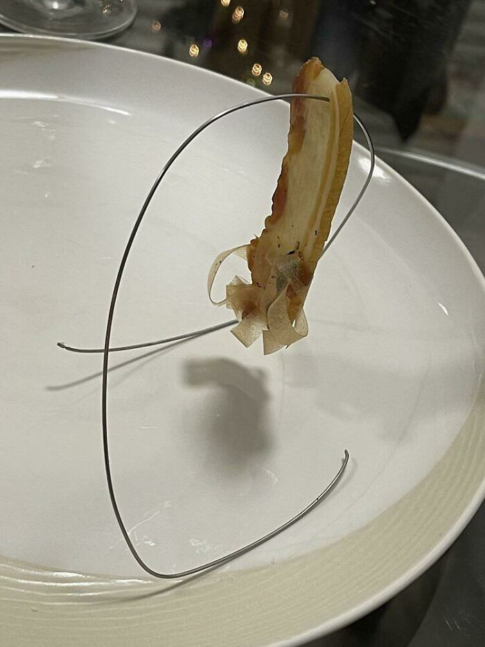 Món thịt treo dây thép gây khó hiểu của một nhà hàng.