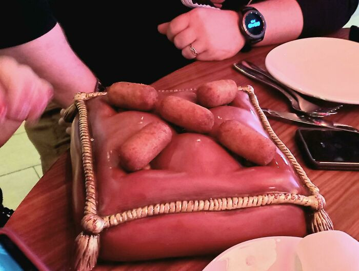 Không hiểu ai có thể nghĩ ra cách bày xúc xích trên chiếc gối?