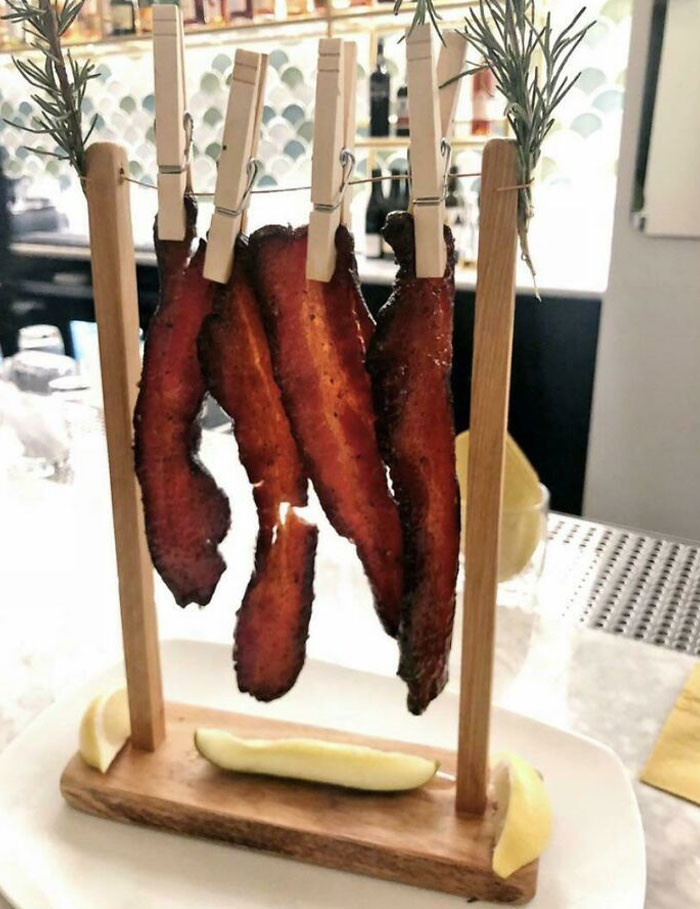 Chiếc dây kẹp treo thịt xông khói thật sự độc đáo.